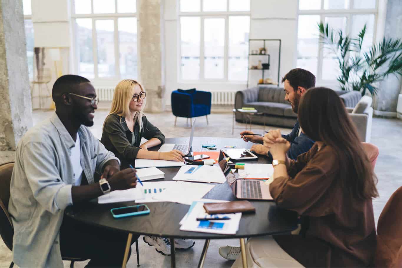 KI Agent KI Beratung Startups Gründer Team berät sich Bild