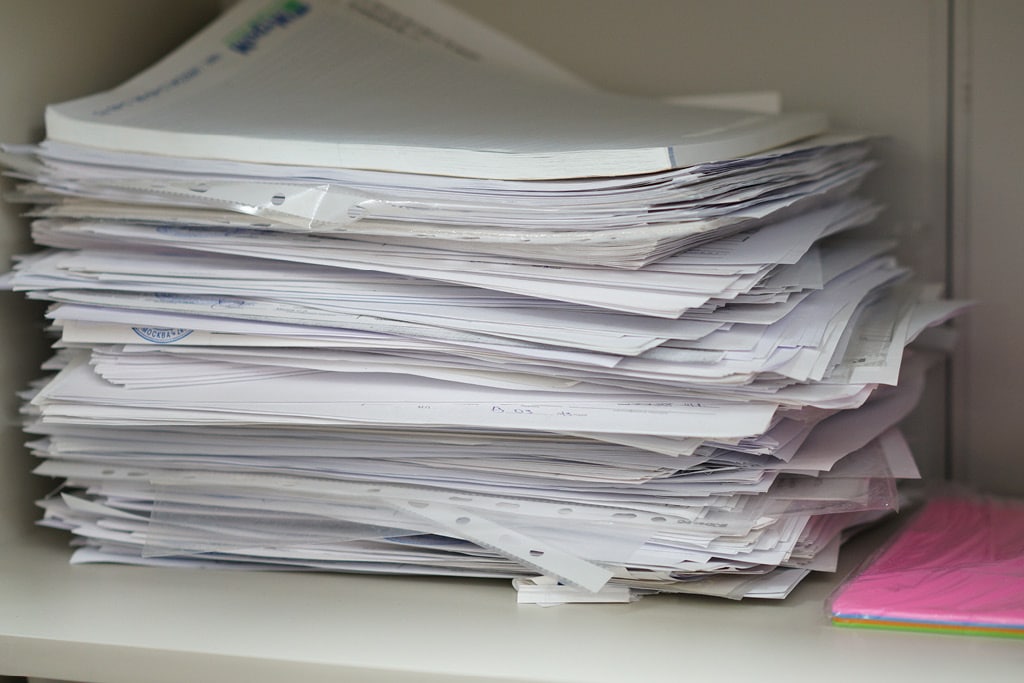 YOUNEA KI-Agenten & KI-Telefonassisten Papierstapel Datenchaos Bild
