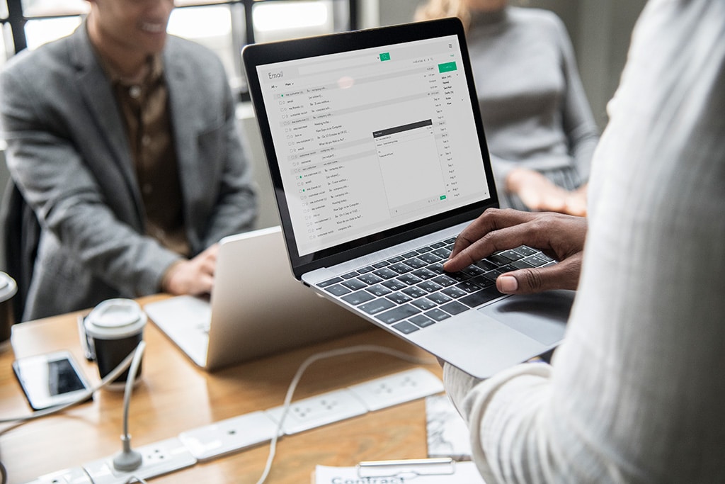 YOUNEA KI-Agenten & KI-Telefonassistent Email Bild